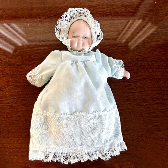 Vintage 1985 Goebel Victoria Ashlea Originals Baby Doll in Blue Lace Dress – 6” - Picture 5 of 11